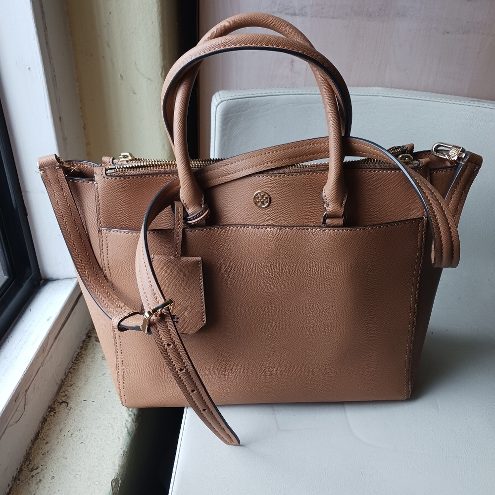 Tory burch Women Robinson Tote Bag Tan/Brown Great Condition